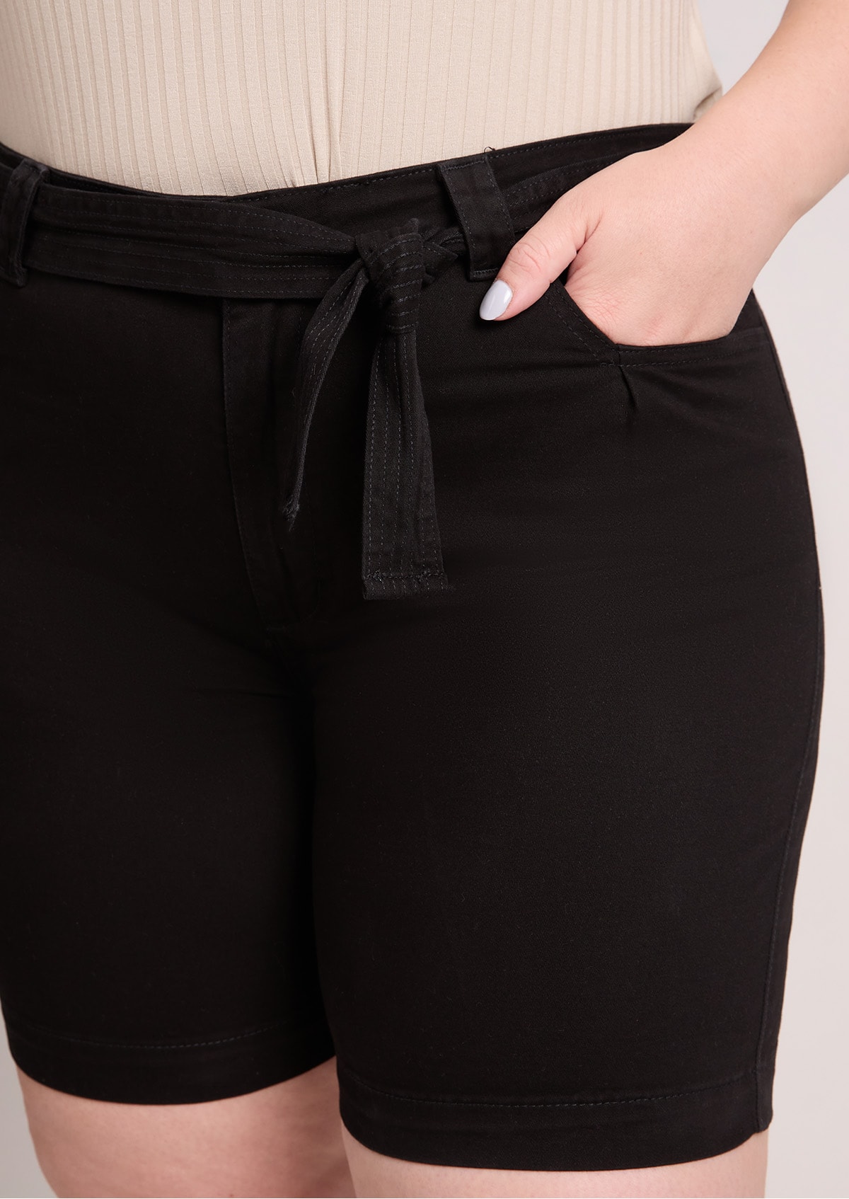 Bermuda em Sarja Preta com Faixa para Amarração Plus Size - Monjuá