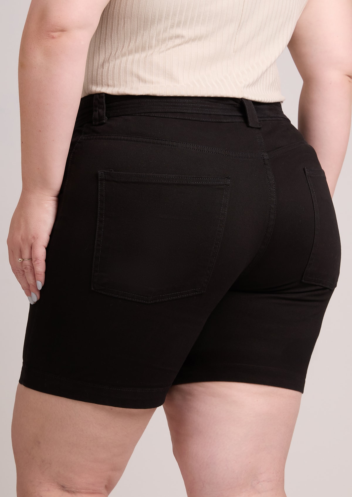 Bermuda em Sarja Preta com Faixa para Amarração Plus Size - Monjuá