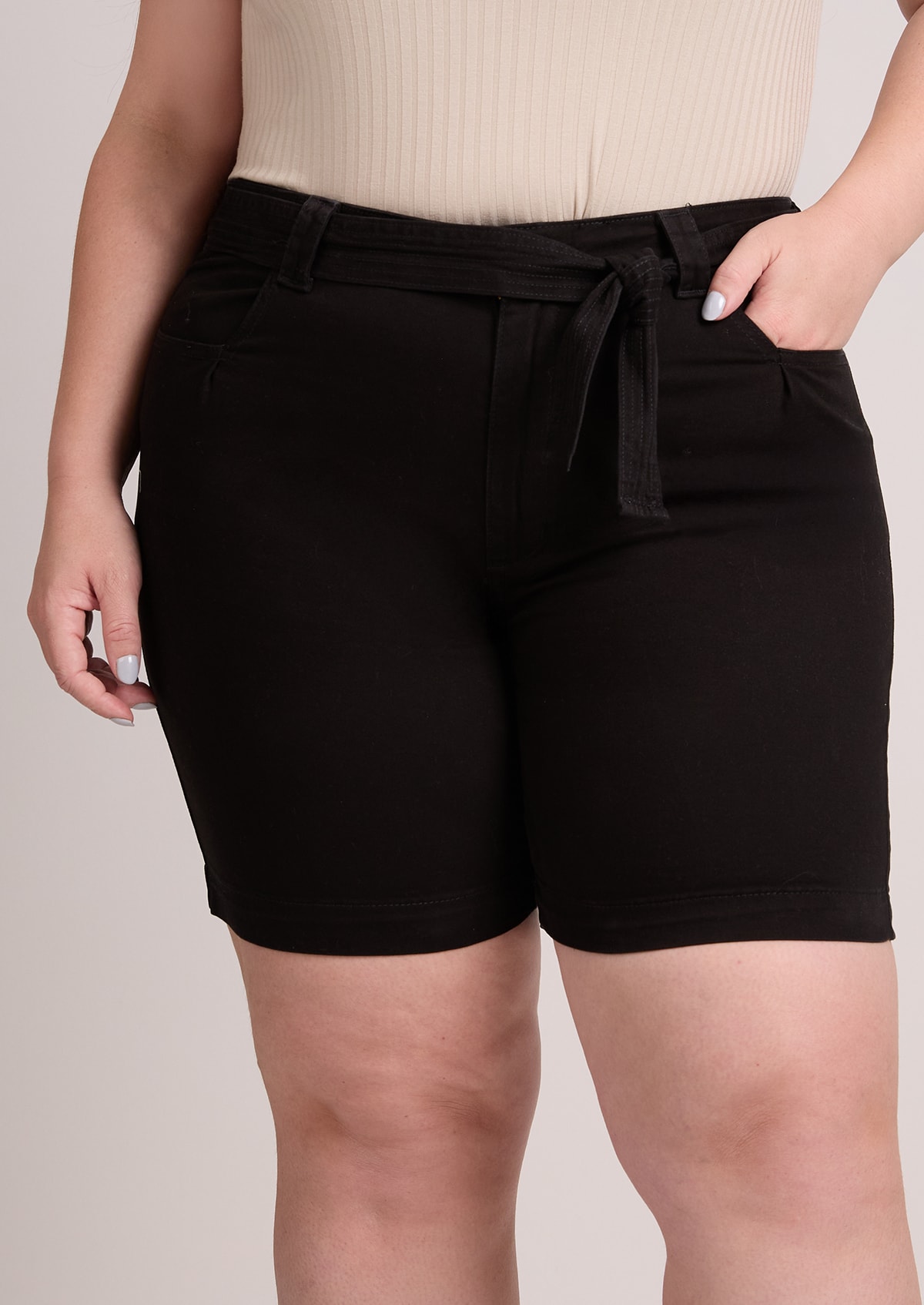 Bermuda em Sarja Preta com Faixa para Amarração Plus Size - Monjuá