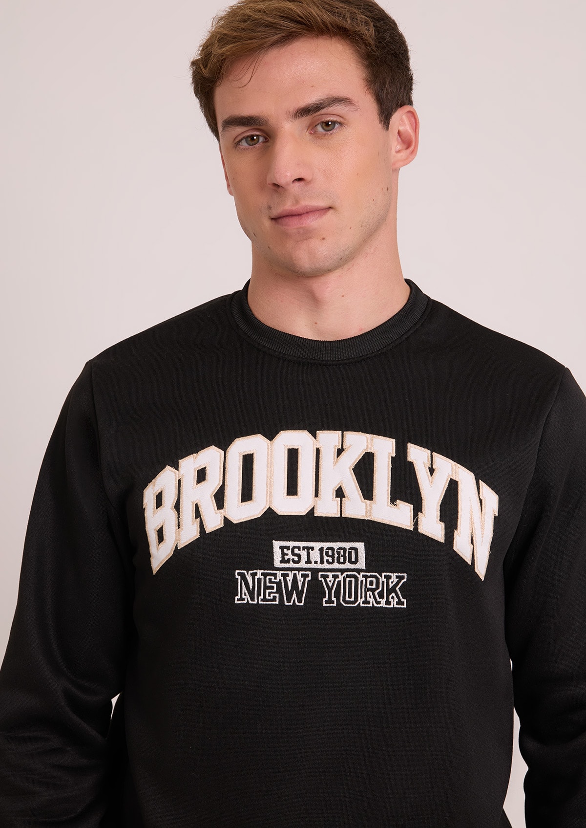 Blusão em Moletom Preto Bordado Brooklyn - Monjuá