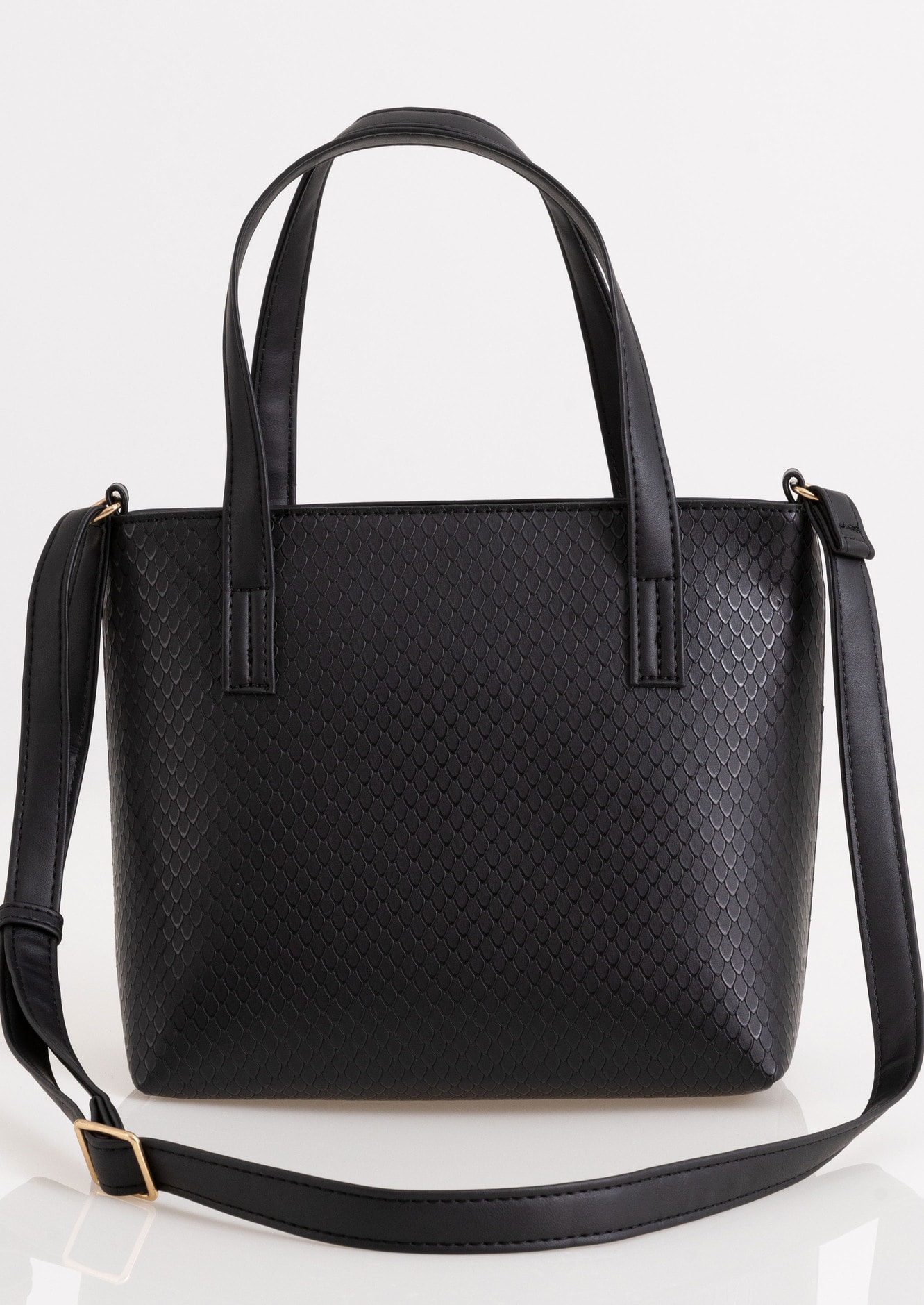 Bolsa Rafitthy Preta com Detalhes Dourados e Chaveiro de Franjas