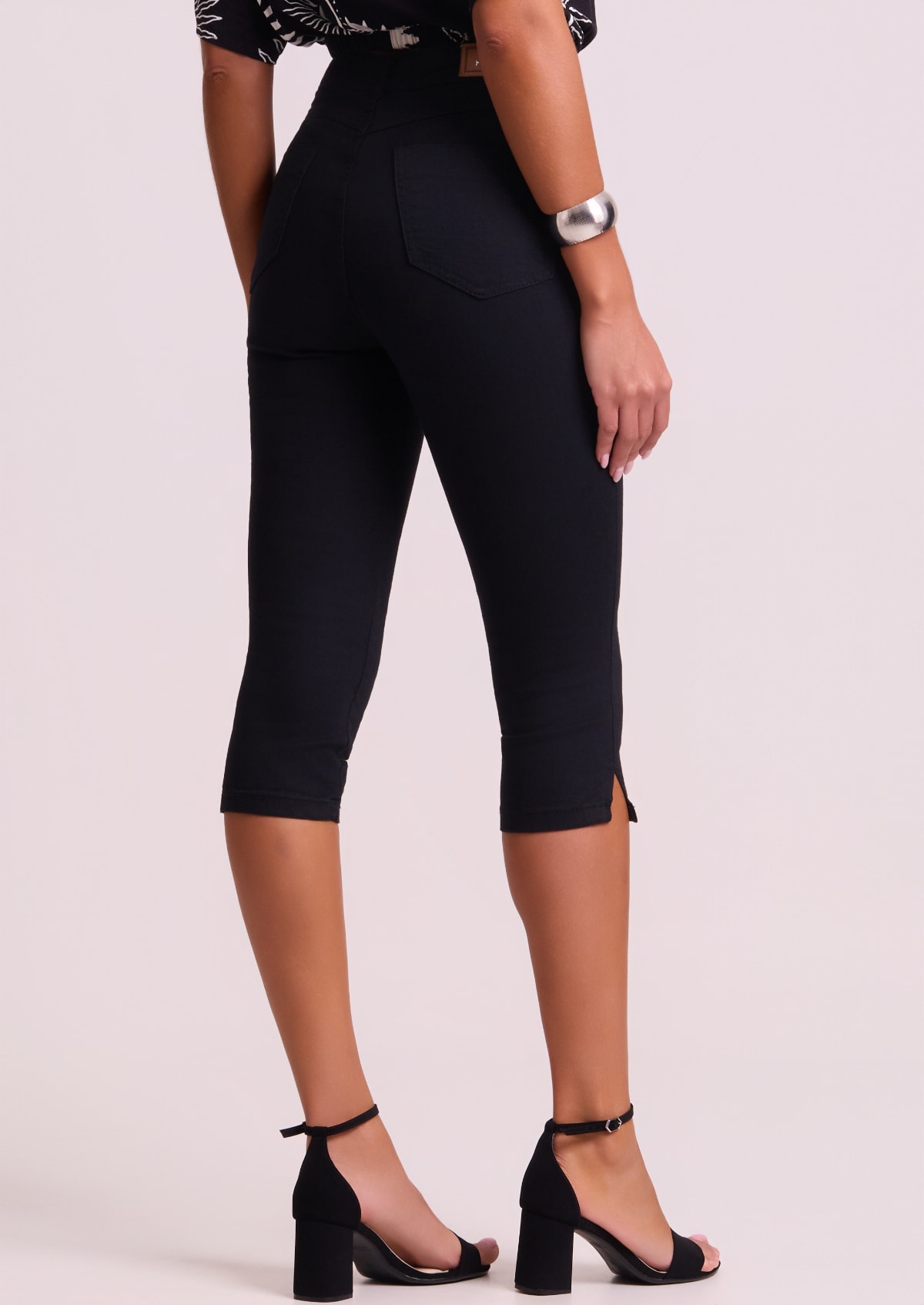Calça Capri em Sarja Preta com Fendas - Monjuá