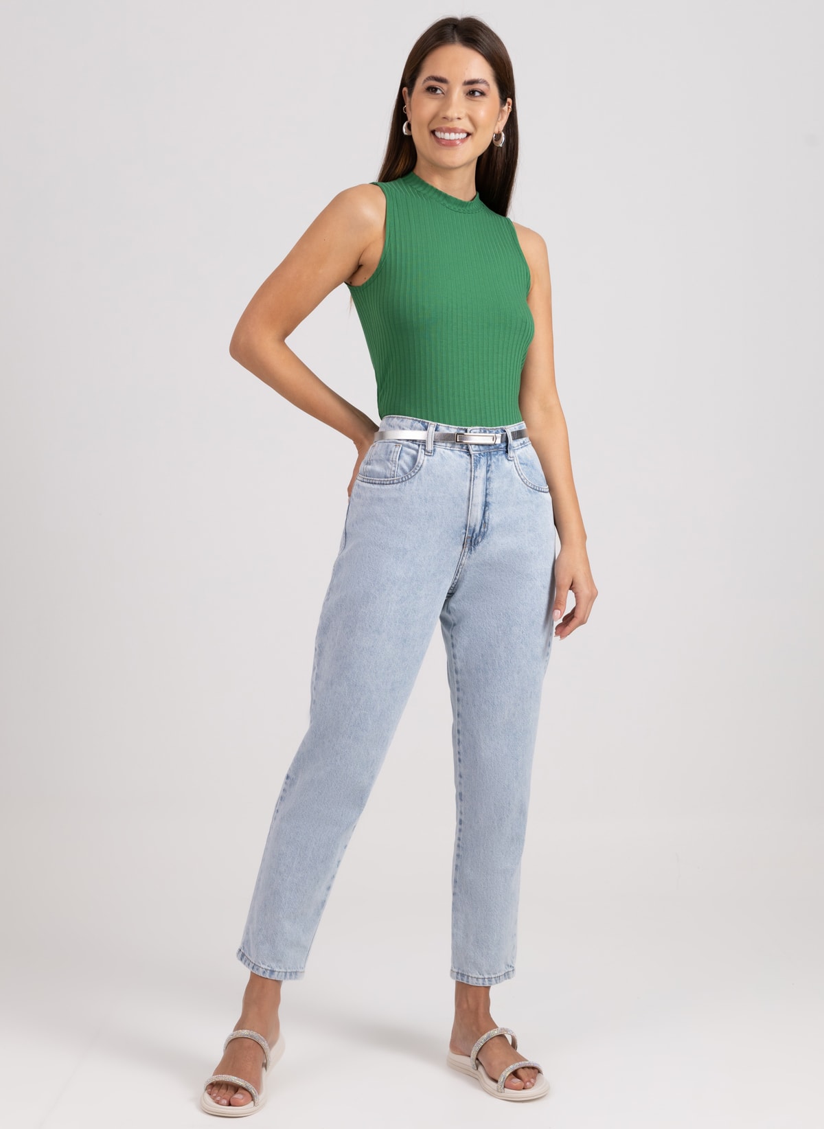 Calça Mom Cropped Jeans Delavê com Cinto Prateado - Monjuá