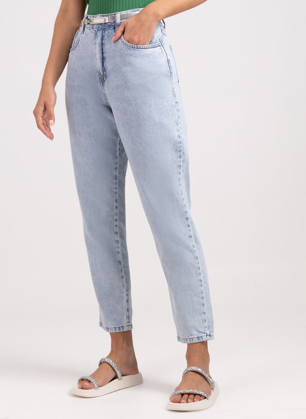Calça Mom Cropped Jeans Delavê com Cinto Prateado - Monjuá