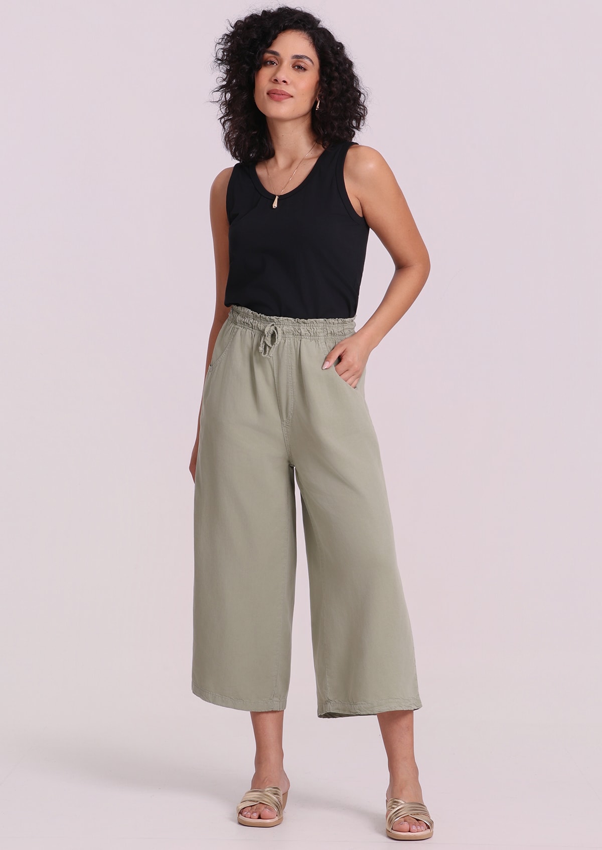 Calça Pantacourt em Liocel Verde - Monjuá
