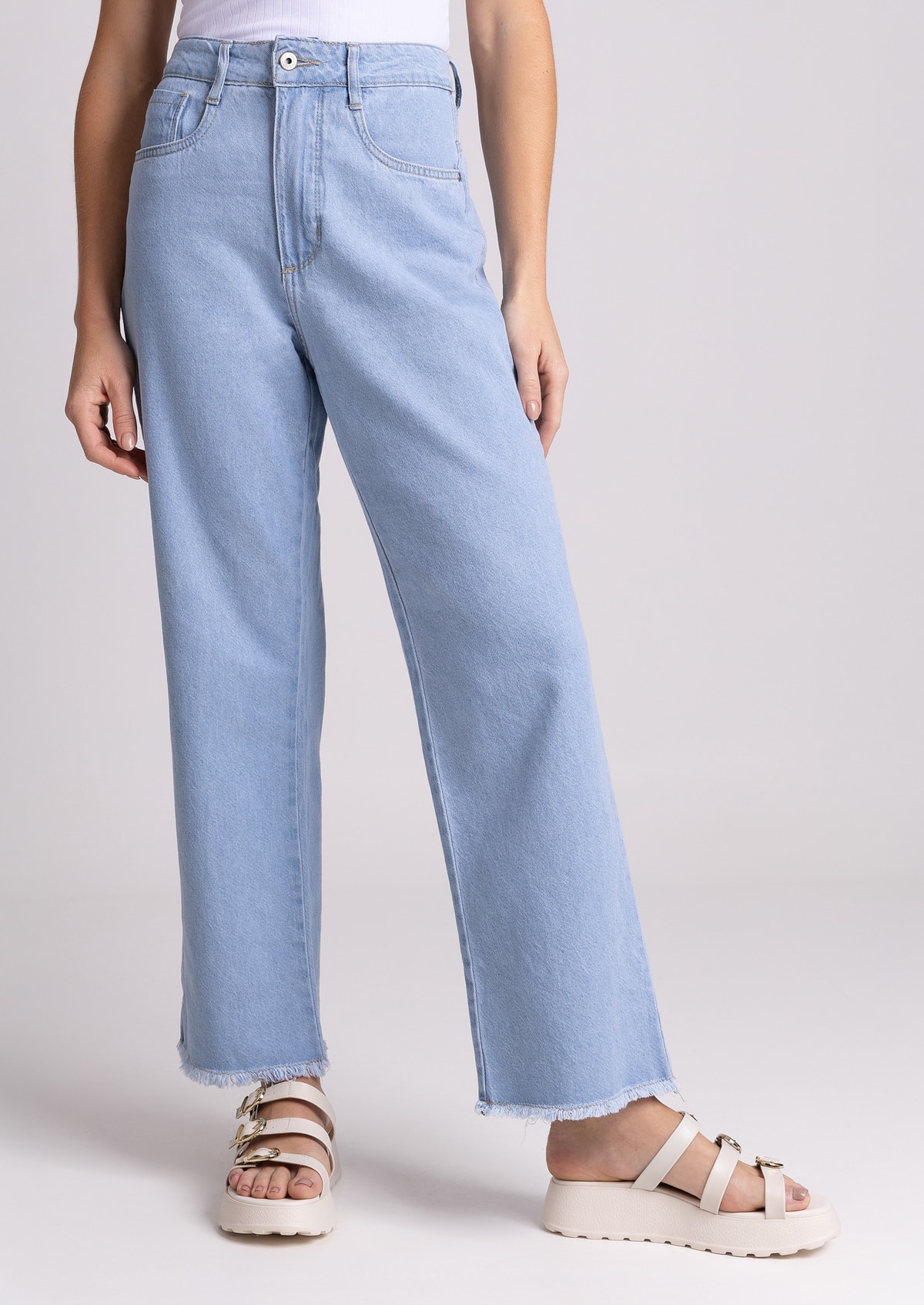 Calça Reta Cropped Jeans Delavê com Barra Desfiada - Monjuá