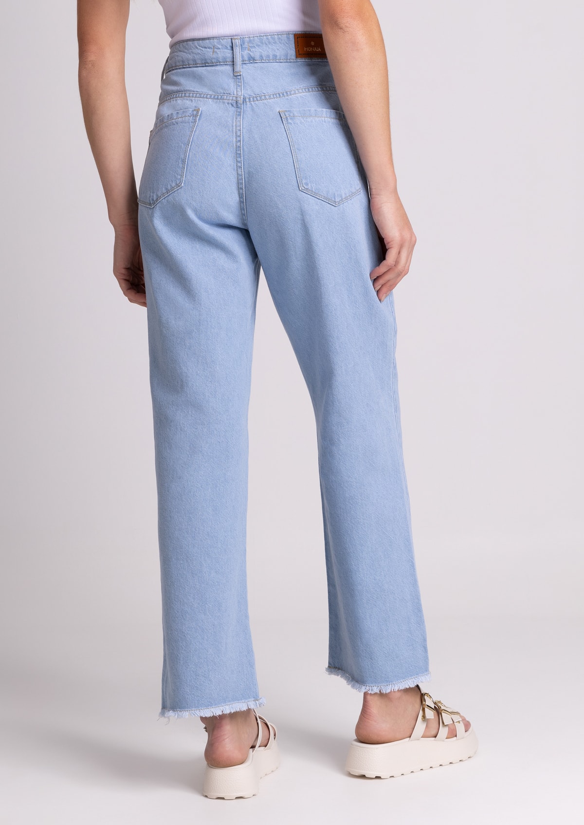 Calça Reta Cropped Jeans Delavê com Barra Desfiada - Monjuá