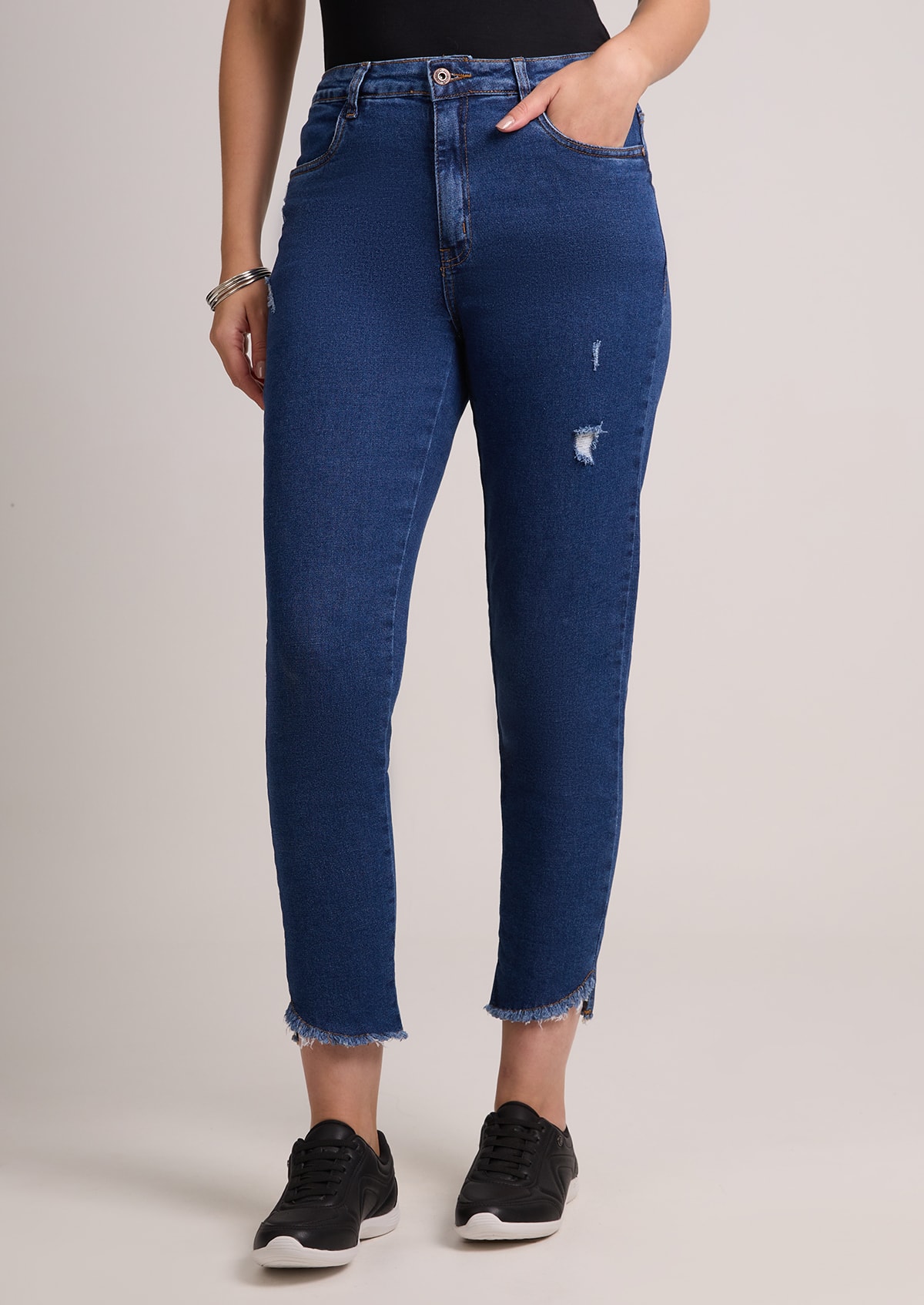 Calça Skinny Cropped Jeans Escuro com Rasgos e Barra Desfiada - Monjuá