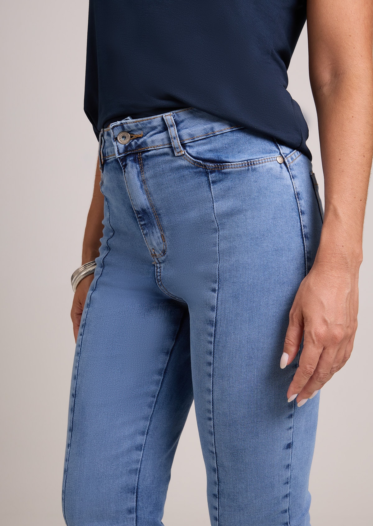Calça Skinny Jeans com Recortes e Fenda - Monjuá