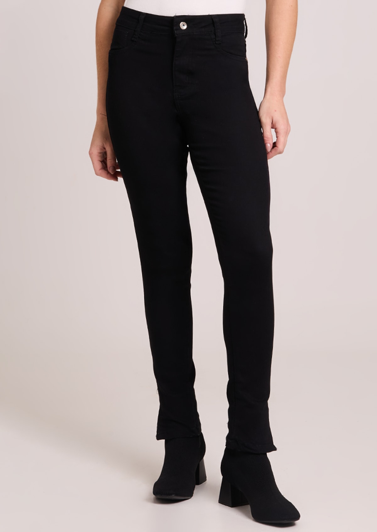 Calça Skinny Jeans Preta Acetinada com Zíper na Barra - Monjuá