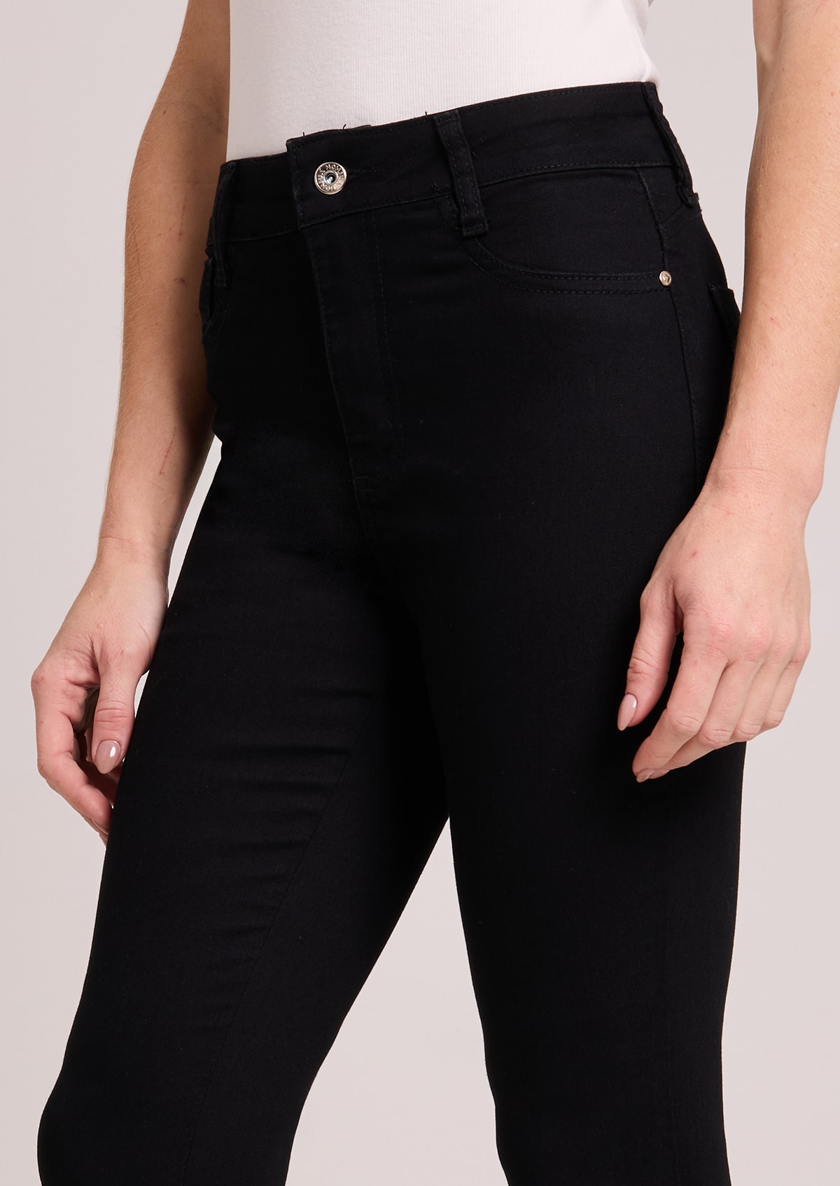 Calça Skinny Jeans Preta Acetinada com Zíper na Barra - Monjuá