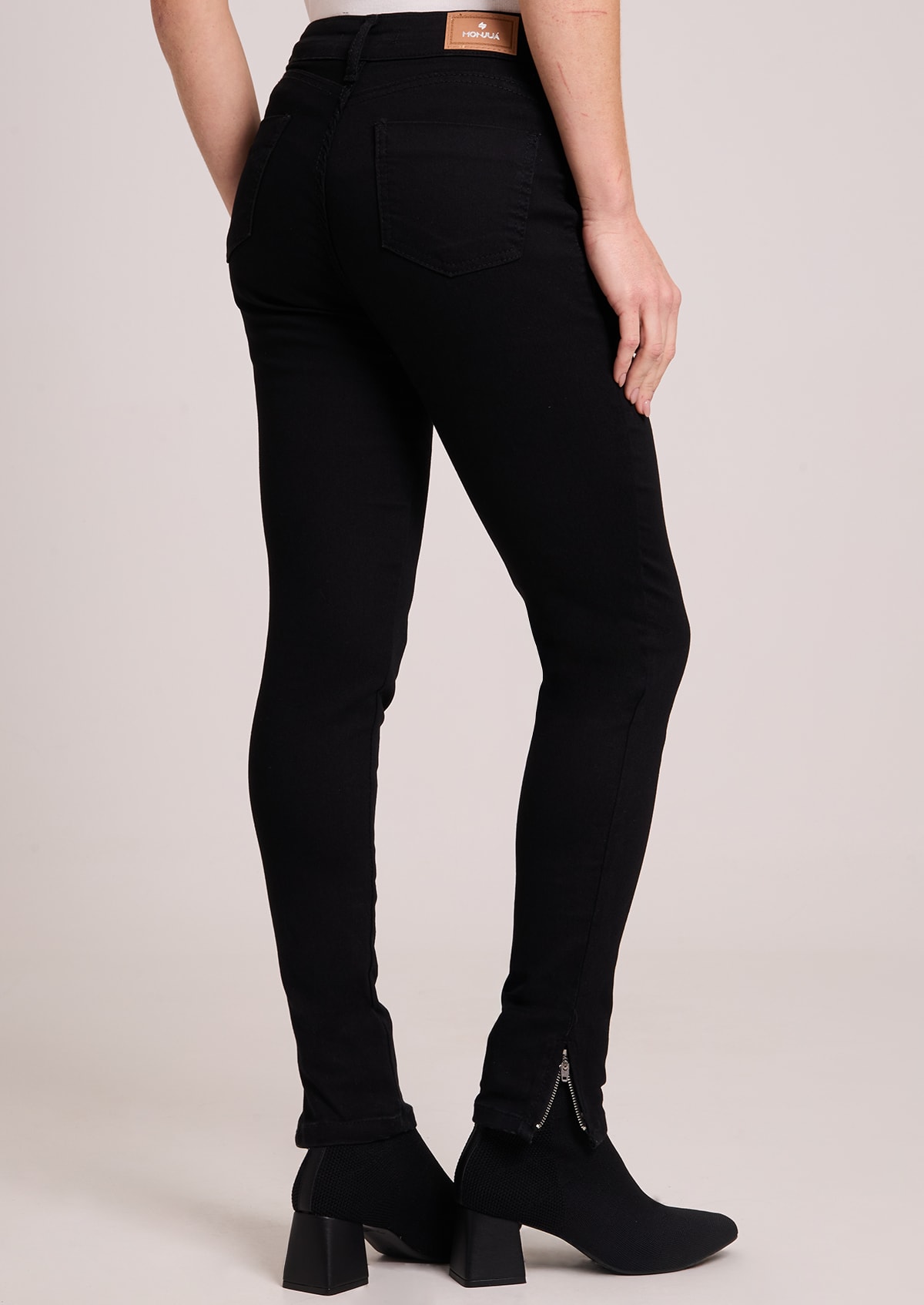 パンツ archive ATTACHMENT Black Skinny Jeans Calça Skinny Jeans Preta Acetinada com Zíper na Barra - Monjuá