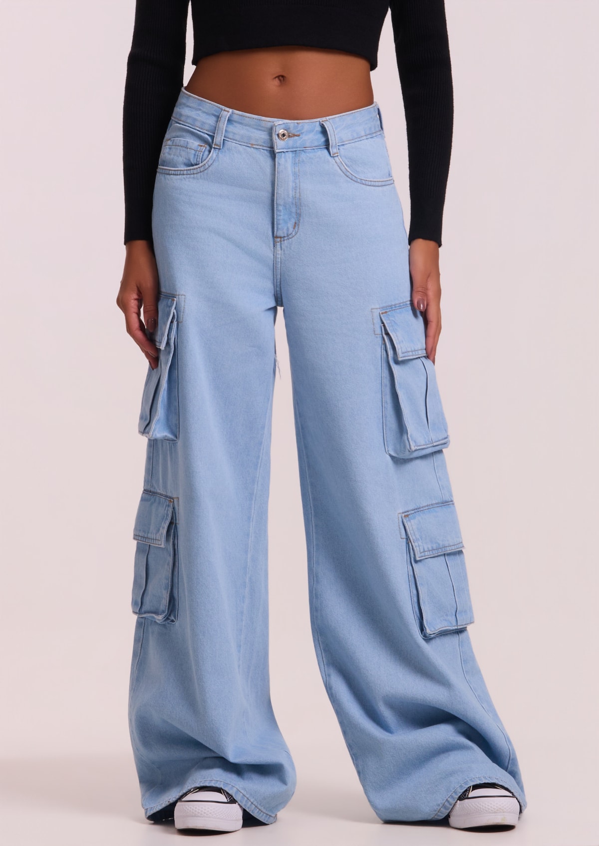 Calça Wide Leg Jeans Claro com Bolsos Cargo - Monjuá