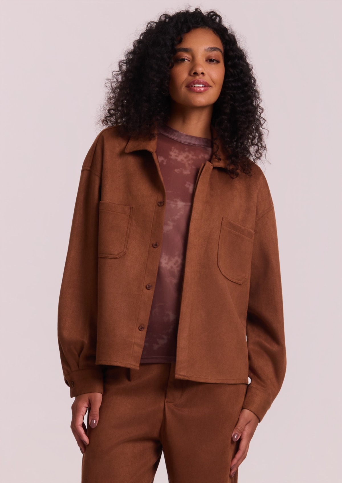 Camisa em Suede Manga Longa Marrom com Bolso - Monjuá