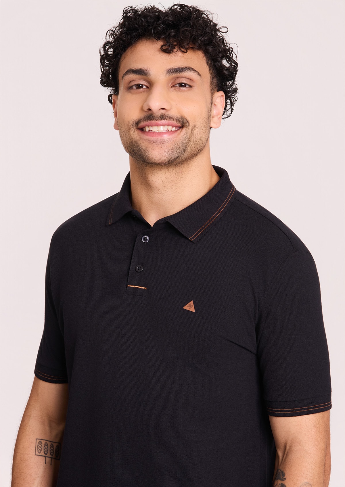 Camisa Polo Piquet Manga Curta Preta com Detalhes Laranja - Monjuá