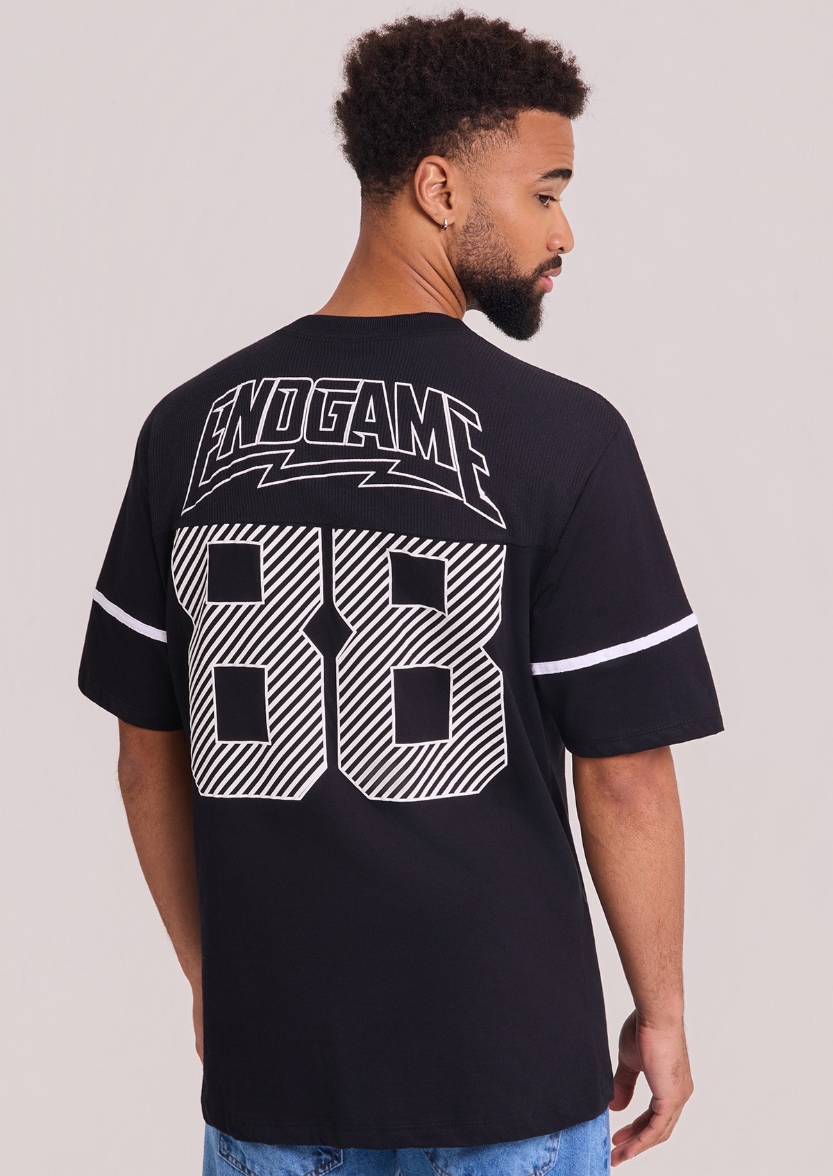 Camiseta Oversized Manga Curta Preta Estampada - Monjuá
