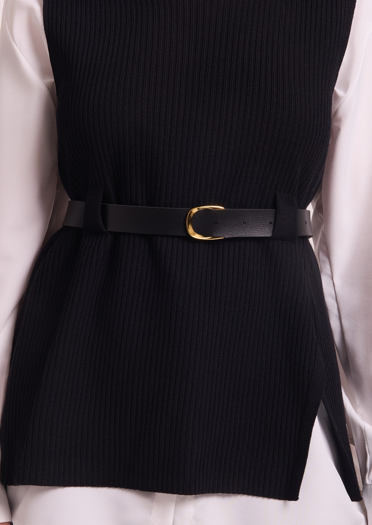 Conjunto Camisa Branca e Colete em Tricô Preto com Cinto em PU