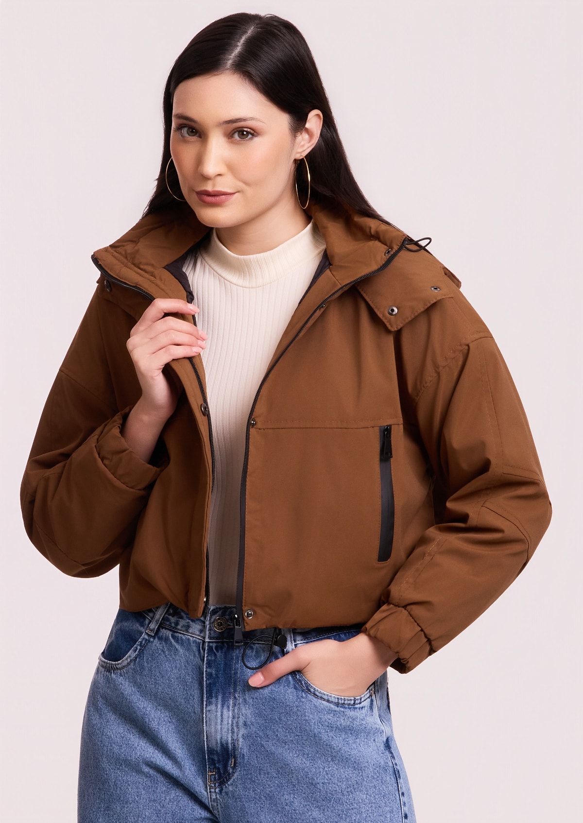 Jaqueta Bomber Cropped Marrom com Bolso e Capuz - Monjuá