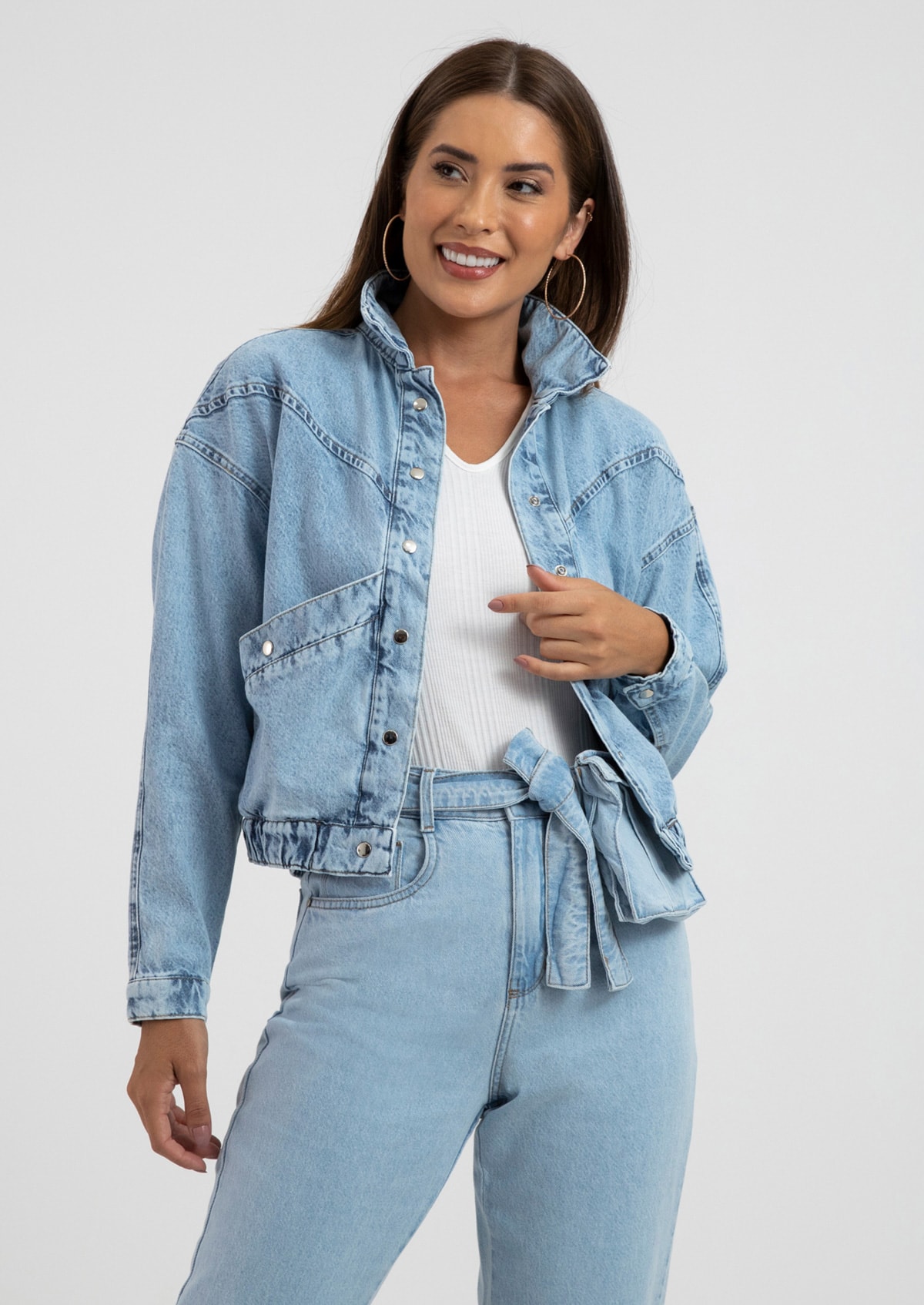 Jaqueta Bomber Jeans com Recortes e Bolso - Monjuá