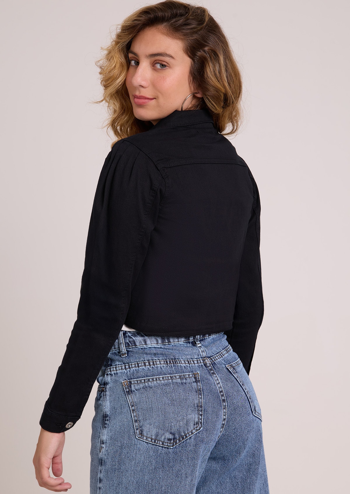 Jaqueta Cropped em Sarja Preta - Monjuá