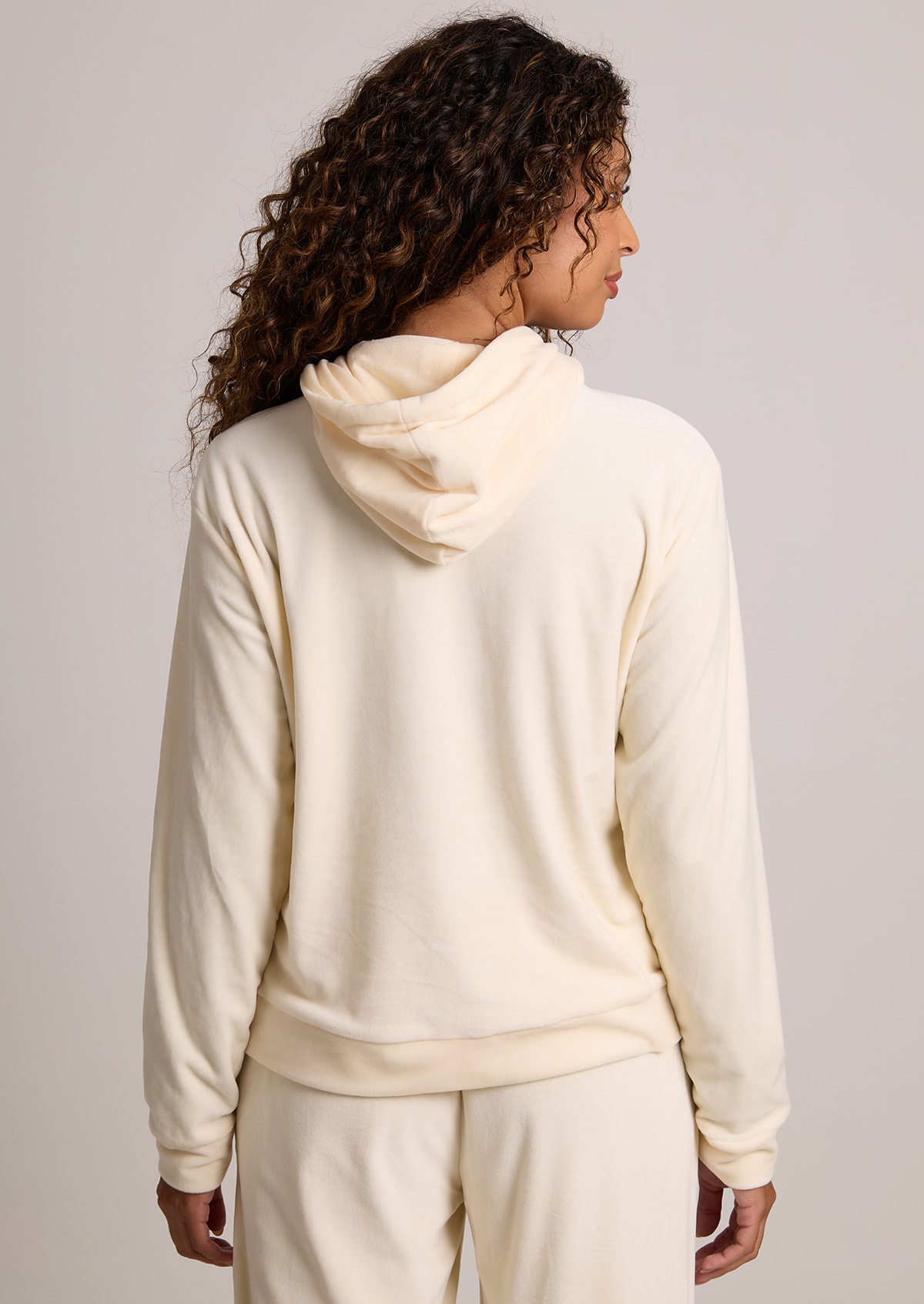 Jaqueta em Plush Off-White com Capuz e Bolso - Monjuá