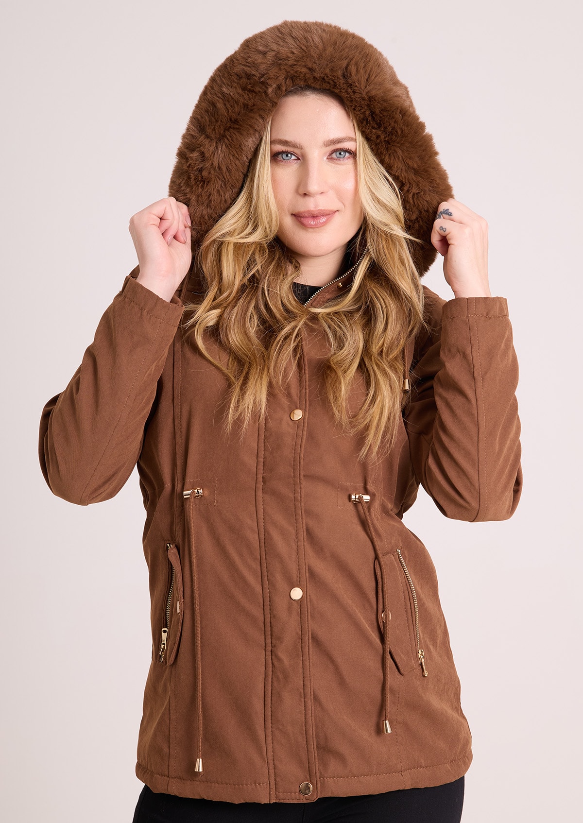 Jaqueta Parka Alongada Peluciada Marrom com Capuz Removível - Monjuá