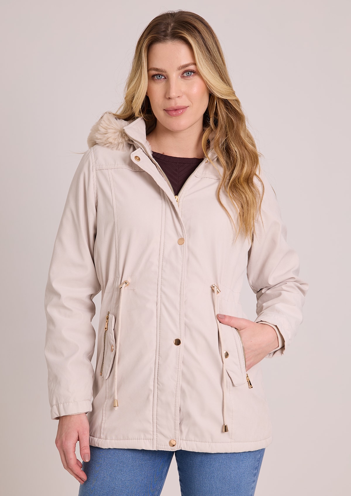Jaqueta Parka Alongada Peluciada Off-White com Capuz Removível