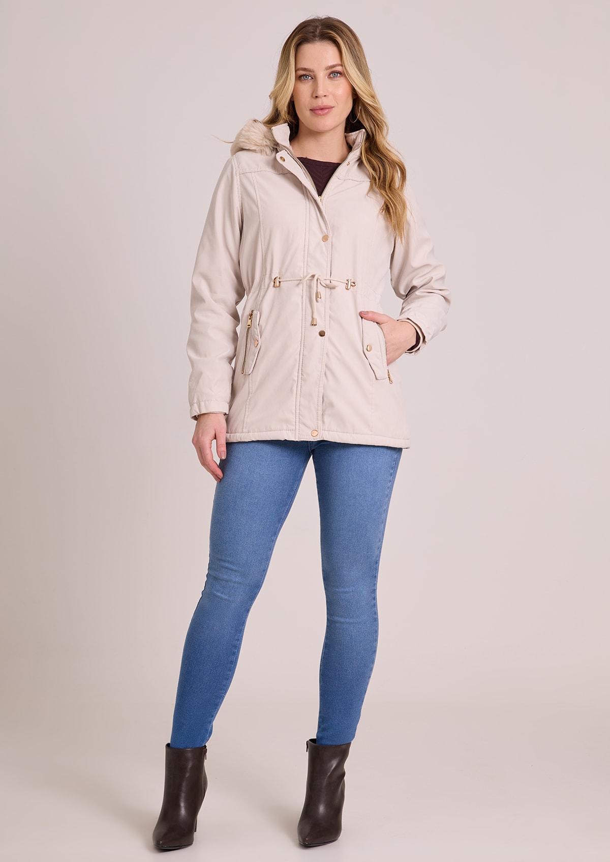 Jaqueta Parka Alongada Peluciada Off-White com Capuz Removível
