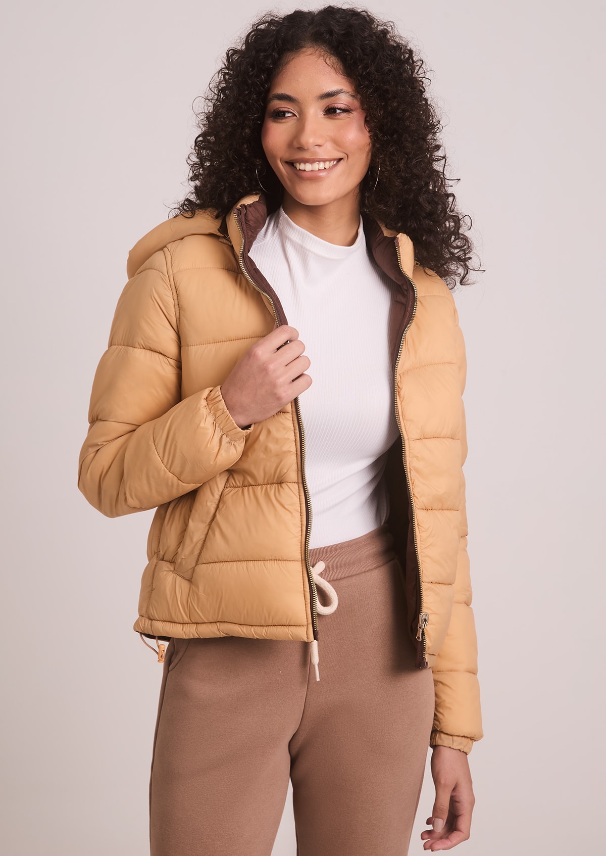 Jaqueta Puffer Dupla Face Bege e Marrom com Capuz - Monjuá Jaqueta Puffer Dupla Face Bege e Marrom com Capuz - Monjuá