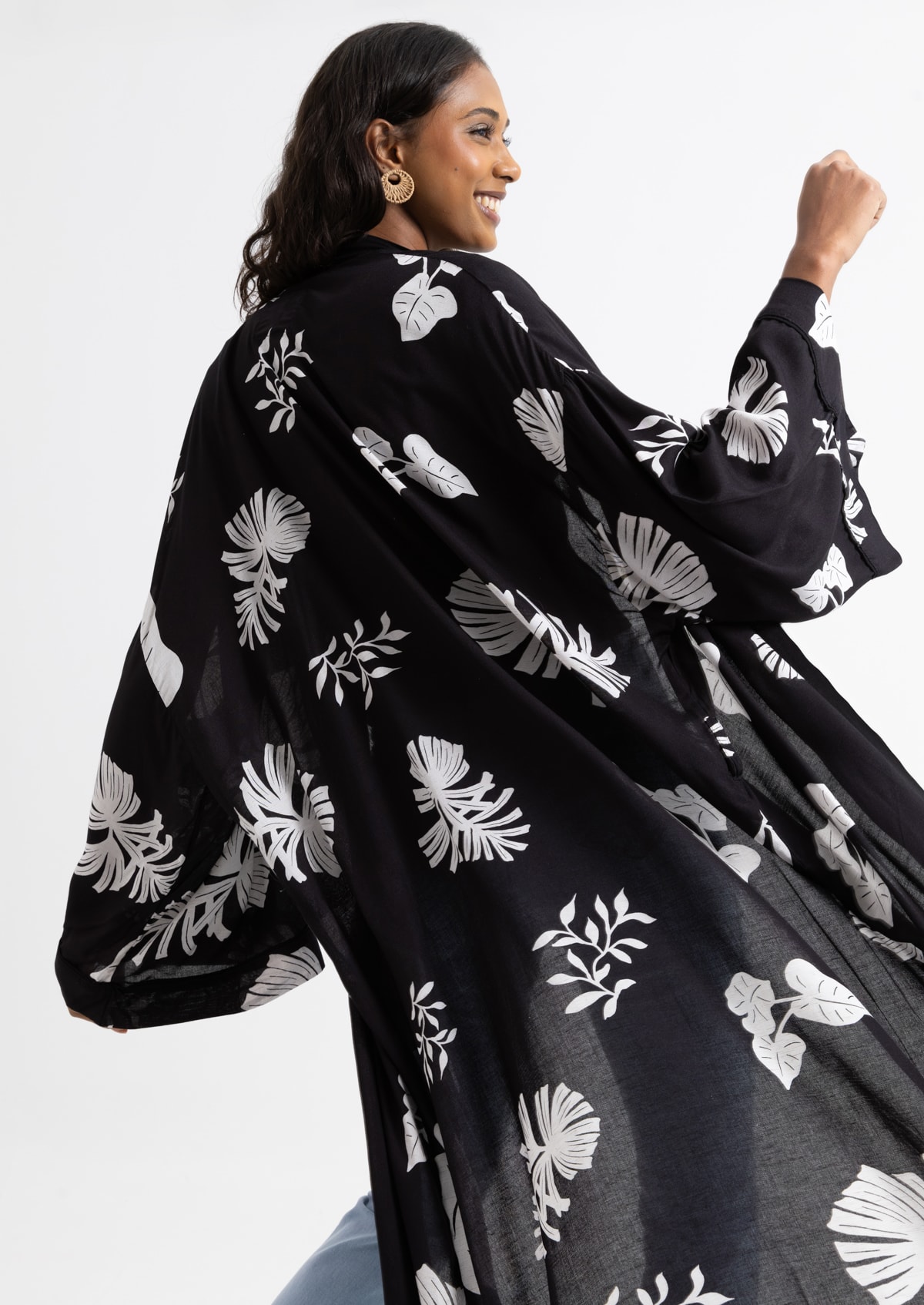 Kimono em Viscolinho Manga Longa Preto Estampado Raízes - Monjuá