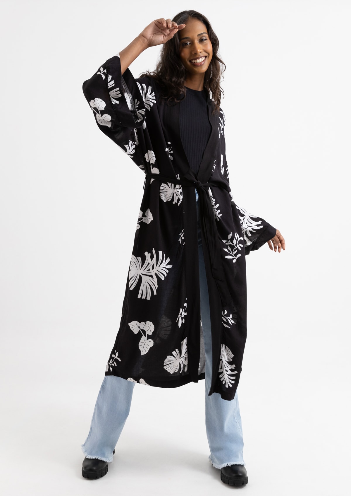 Kimono em Viscolinho Manga Longa Preto Estampado Raízes - Monjuá