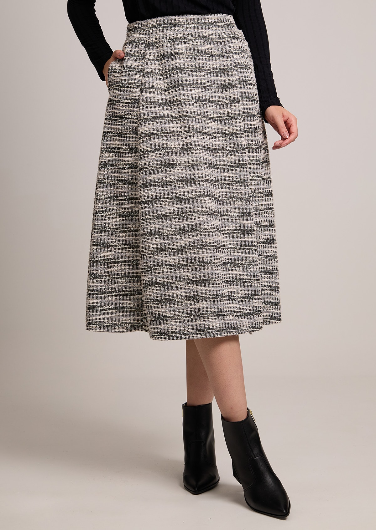 Saia Midi em Tweed Preto e Branco com Bolso - Monjuá