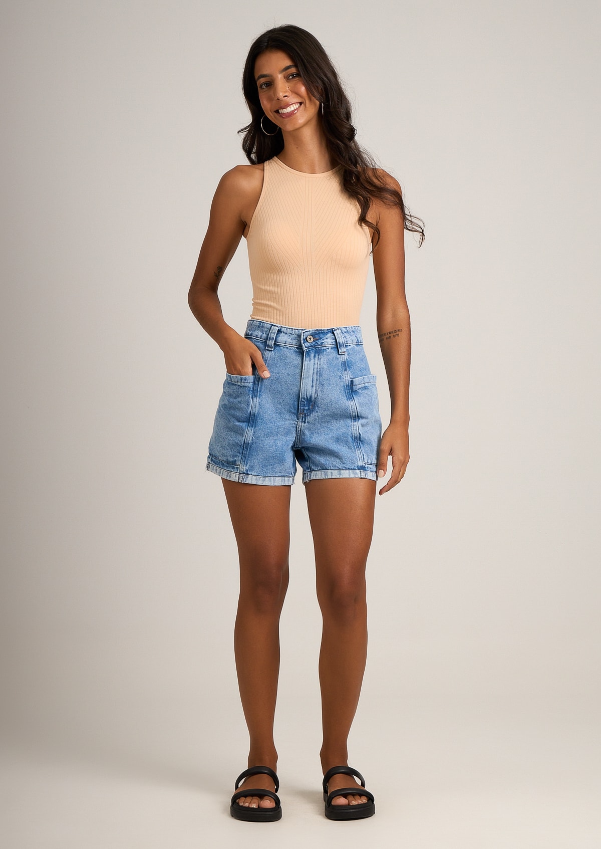 Short Jeans Estonado com Bolso Chapado e Barra Dobrada - Monjuá
