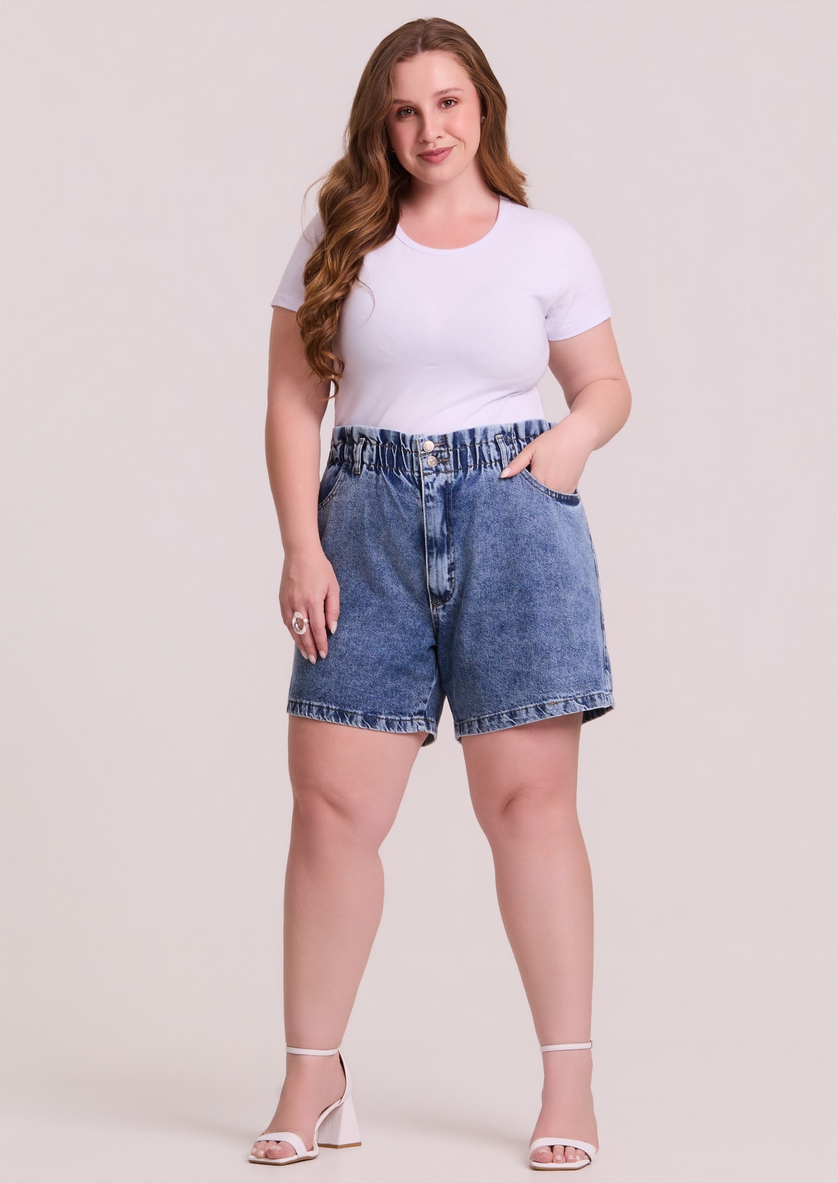 Short Jeans Marmorizado com Cós Alto Franzido Plus Size - Monjuá