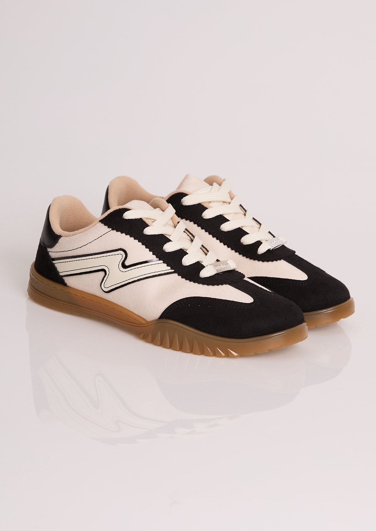 Tênis Feminino Moleca em Nobuck Preto e Off-White - Monjuá