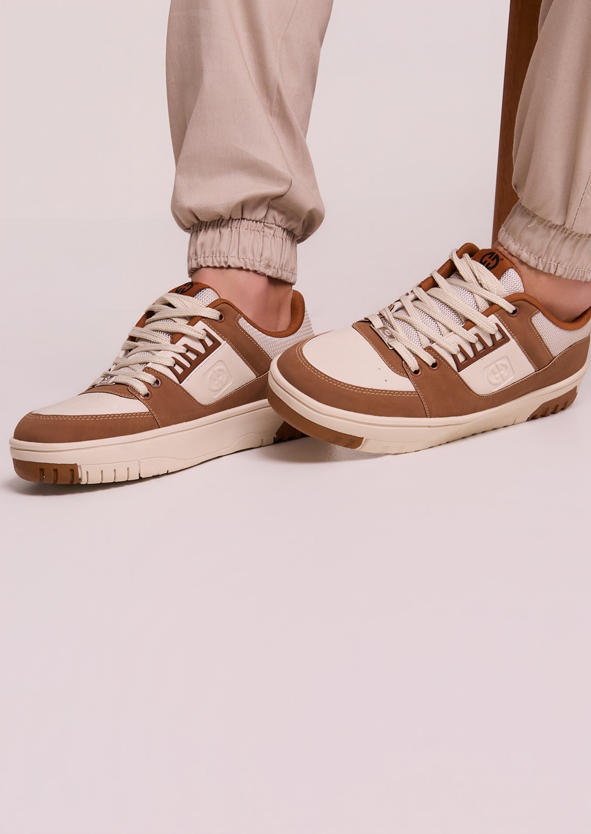 CA MUＳ　XO Tênis Masculino Ollie Rocky Casual em PU Off-White e Marrom - Monjuá
